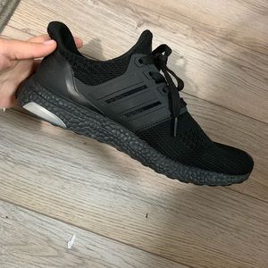 Triple black ultra boosts worn once!!!!